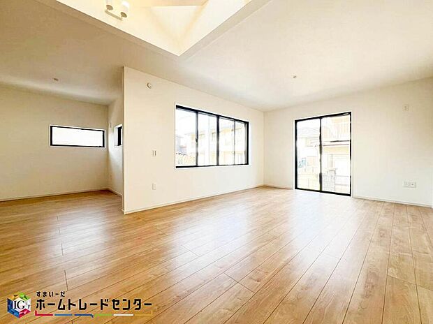 【リビング】南向きのLDKは採光も明るく風通し共に良好です。対面キッチンからはLDが見渡せるのでお子様が遊んでいる様子を見守りながら料理できます。また会話をしながらの調理も可能ですので家族との交流も深まりますね♪