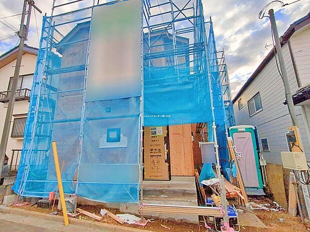 【前面道路含む現地写真】一戸建ての大きなメリットは、「自分の土地」を自由に使えること。好きなペットが飼えるほか、ガーデニングやDIY、車やバイクの手入れなど様々な趣味を楽しめます♪