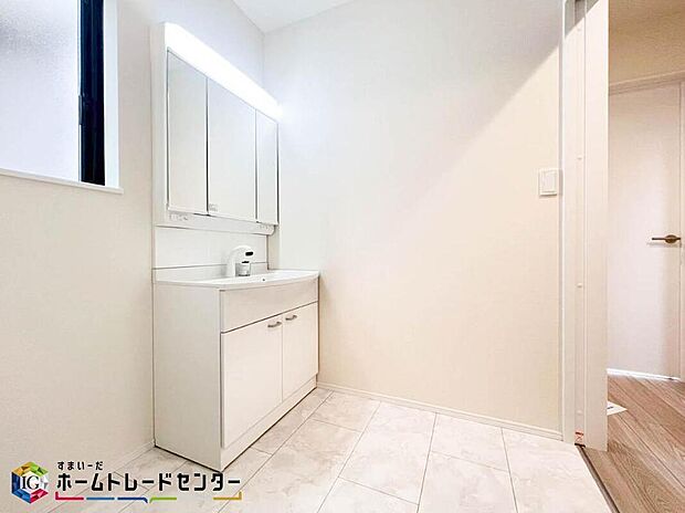 【洗面台・洗面所】ゆとりの洗面スペースで朝の身支度も快適スムーズに。3面鏡で髪のセットやお化粧もストレスなくこなせ、朝から気分良く通勤通学に向かえそうですね!鏡の裏にはたっぷりと収納スペースを標準装備!