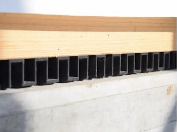 【【ロング基礎パッキン】】基礎パッキンを使用することで基礎の全周が換気口に早変わり。 コーナー部分もしっかり換気ができ床下をカラリと保つことがきます。 基礎と土台間に敷きこむことで、土台と基礎が直接触れるのを防ぎ、コンクリートから木部への水分移動もシャットアウトする効果があります。