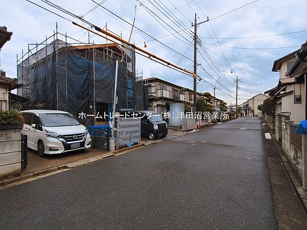 【現地外観写真】一戸建ての大きなメリットは、「自分の土地」を自由に使えること。好きなペットが飼えるほか、ガーデニングやＤＩＹ、車やバイクの手入れなど様々な趣味を楽しめます♪
