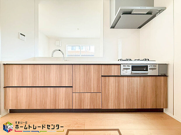 【キッチン】明るい自然光が入る作業スペースを多くとった壁付けキッチン採用。ご夫婦やお子様と揃ってキッチンに立っても調理がしやすく、家事をしながら会話も弾みます。食器類もすっきりと片付く収納力。
