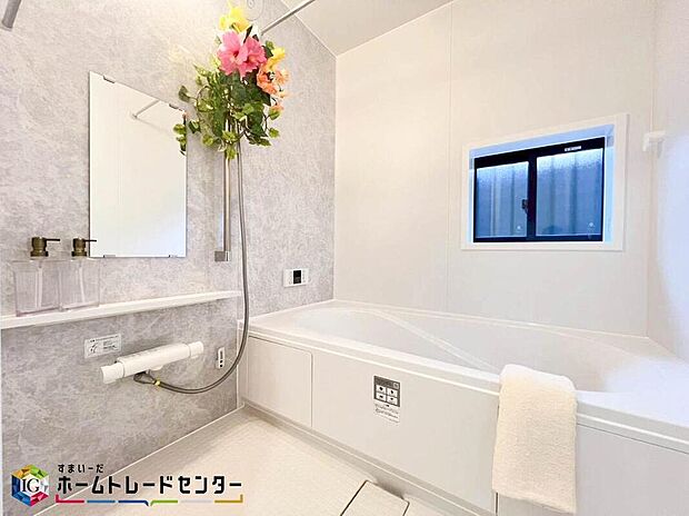 【浴室】親子で一緒に入れてゆったりとくつろぐことのできるバスタブです。ご家族の毎日の疲れを 癒す広々とした空間になっております。また、換気ができる窓もあるので梅雨時の気になる湿気なども換気できて安心ですね♪