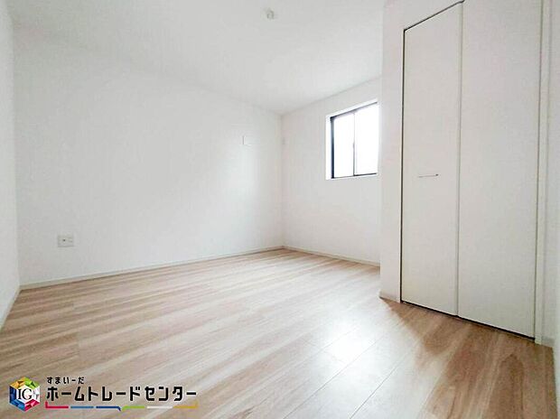 【リビング以外の居室】お子様の自立性を与えてあげられる子供部屋はお子様にとって大変重な役割があります。子供一人で過ごす空間を与えることで、宿題や勉強時間も自然と増えまた自ら部屋の片付けや掃除なども促すことに繋がります。