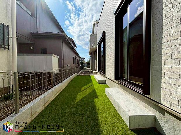 【庭】お庭付きですので小さなお子様やペットの遊び場として、または奥様の趣味のガーデニングや家庭菜園も楽しめますね♪隣家との距離も程よく保てるのでプライバシーもきちんと確保でき陽当たりにも恵まれます♪