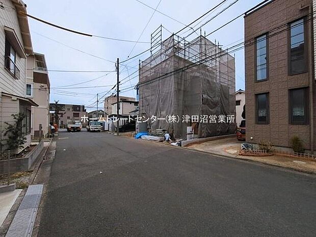 【前面道路含む現地写真】美しい緑と良好な住環境が守られてきたこの街に、新築戸建てが誕生致しました。穏やかな空気の流れる落ち着いた住環境です。ぜひ、現地へ足をお運びいただき実際の環境・陽当たりをご確認下さいませ♪