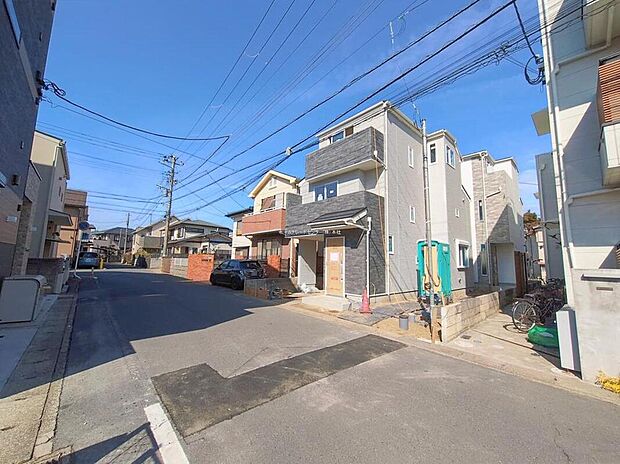 【前面道路含む現地写真】閑静な住宅地で子育て家族にピッタリ。毎日のお散歩も快適な緑に恵まれたエリアで、自然に包まれた穏やかな暮らしを実現するための、ゆとりある住環境が整っています。緑の潤いを感じながらホッと生活できそう。