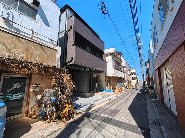 【前面道路含む現地写真】毎日のお散歩も快適な緑に恵まれたエリアで、自然に包まれた穏やかな暮らしを実現するための、ゆとりある住環境が整っています。緑の潤いを感じながらホッと生活できそう。