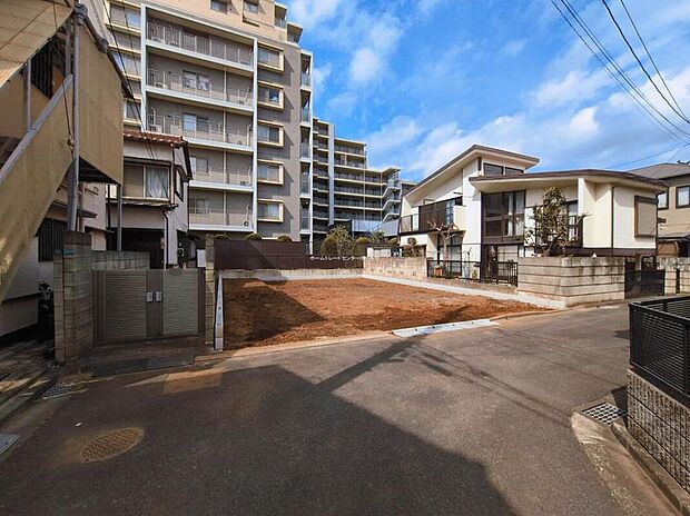 【前面道路含む現地写真】閑静な住宅地で子育て家族にピッタリ。毎日のお散歩も快適な緑に恵まれたエリアで、自然に包まれた穏やかな暮らしを実現するための、ゆとりある住環境が整っています。緑の潤いを感じながらホッと生活できそう。