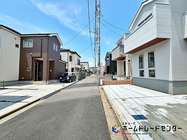 【前面道路含む現地写真】閑静な住宅地で子育て家族にピッタリ。毎日のお散歩も快適な緑に恵まれたエリアで、自然に包まれた穏やかな暮らしを実現するための、ゆとりある住環境が整っています。緑の潤いを感じながらホッと生活できそう。