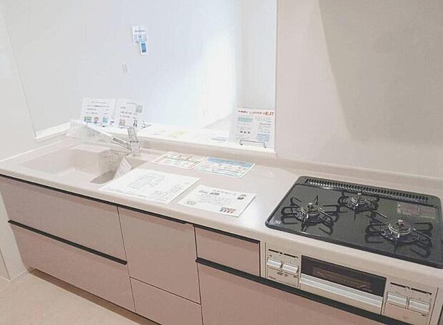 【キッチン】【1号棟】
キッチンで作ったお料理もカウンター越しで受け渡しが可能なので、ママの家事の負担も軽減されますね♪キッチンとダイニングが1つの空間のようになりますので、部屋が広々とした感じを受けます。