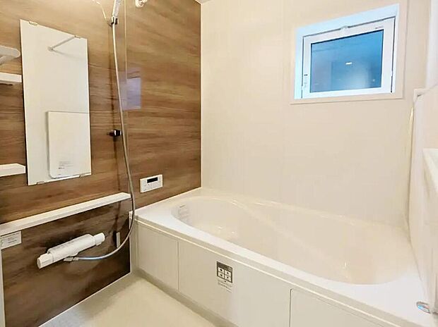 【浴室】親子で一緒に入れてゆったりとくつろぐことのできるバスタブです。ご家族の毎日の疲れを 癒す広々とした空間になっております。また、換気ができる窓もあるので梅雨時の気になる湿気なども換気できて安心ですね♪