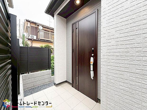 【玄関】家の第一印象は玄関で決まるくらい重要な場所。玄関は家の顔といわれますが我が家のセンスをさりげなく感じさせる魅力ある玄関造りも楽しみの一つ。帰宅する度に家族がほっとできる心地よい空間造りも大切ですね♪