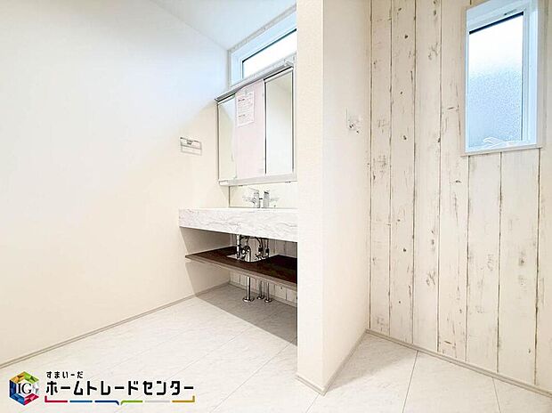 【洗面台・洗面所】ゆとりの洗面スペースで朝の身支度も快適スムーズに。３面鏡で髪のセットやお化粧もストレスなくこなせ、朝から気分良く通勤通学に向かえそうですね！鏡の裏にはたっぷりと収納スペースを標準装備！
