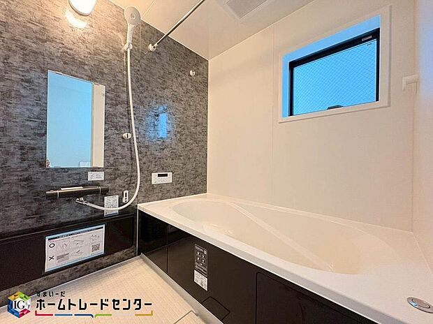 【浴室】親子で一緒に入れてゆったりとくつろぐことのできるバスタブです。ご家族の毎日の疲れを 癒す広々とした空間になっております。また、換気ができる窓もあるので梅雨時の気になる湿気なども換気できて安心ですね♪