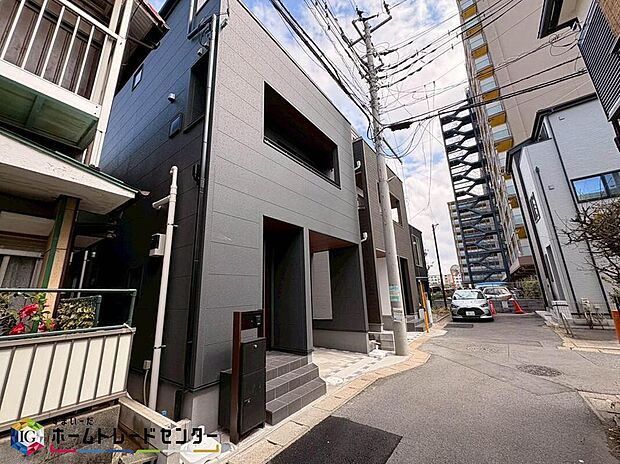 【前面道路含む現地写真】美しい緑と良好な住環境が守られてきたこの街に、新築戸建てが誕生致しました。穏やかな空気の流れる落ち着いた住環境です。ぜひ、現地へ足をお運びいただき実際の環境・陽当たりをご確認下さいませ♪