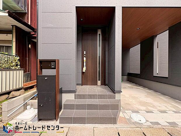 【玄関】家の第一印象は玄関で決まるくらい重要な場所。玄関は家の顔といわれますが我が家のセンスをさりげなく感じさせる魅力ある玄関造りも楽しみの一つ。帰宅する度に家族がほっとできる心地よい空間造りも大切ですね♪
