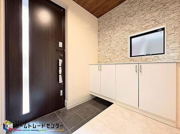 【玄関】散らかりがちな玄関もスッキリと保てる玄関収納は、家の中に入る時一番最初に目に付く場所だからこだわりたいですよね！木目調の落ち着いた雰囲気の色目が、お部屋の雰囲気をそのまま表している家の顔です。