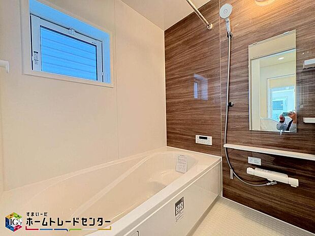【浴室】ゆったりとくつろぐことのできるバスタブは毎日の疲れを 癒す空間になってます。親子で一緒に入れる広さがありますので、親子のコミュニケーションの場として♪また、換気窓もあるので気になる湿気も安心ですね♪