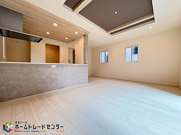 【リビング】家族の食事や団らんのほか、お子様を遊ばせたり友人を招いたりするＬＤＫは住まいの中心。長時間過ごす場所だからこそ、陽当たりの良さ・居心地の良さなどお住まい探しの一番重要なポイントになります。