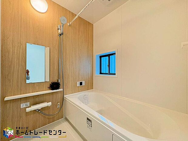 【浴室】お子様と一緒に入ってもゆったり寛げる1坪タイプのシステムバス。水をはじくのが早く乾きやすくカビの発生を防ぐドライ床&標準仕様簡単ヘアキャッチャーも付いていますので一番最初に味わう【綺麗】を長く保てます