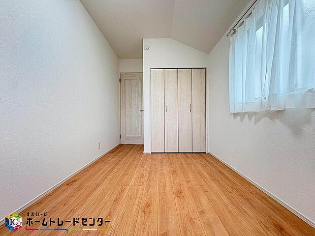 【リビング以外の居室】ダブルベッドのサイズのベッドを配置しても十分な広さを確保できる寝室です♪住んでから後悔しないために、そして何よりゆっくりと安眠できるよう、居心地がよく快適に過ごせる寝室の空間づくりにこだわりましょう。