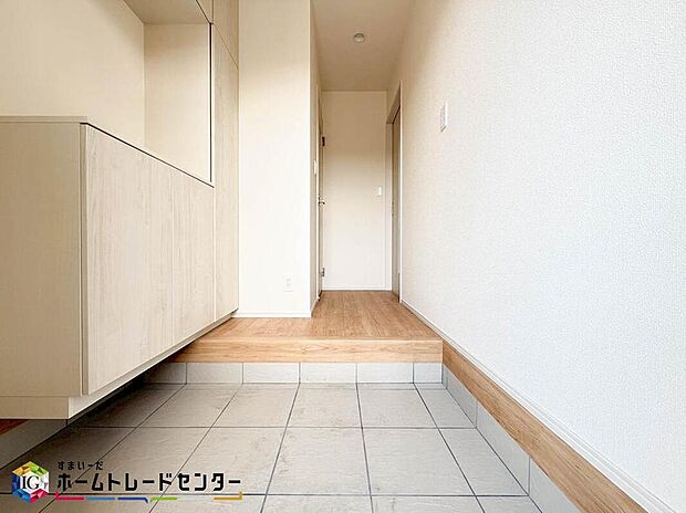 【玄関】下駄箱は可動棚タイプになっていますので、脚の長いブーツや長靴もたっぷり収納いただけます。いつも気持ちよくご家族をむかえられるよう、玄関下駄箱収納をフル活用してスッキリとした玄関を保ってください。