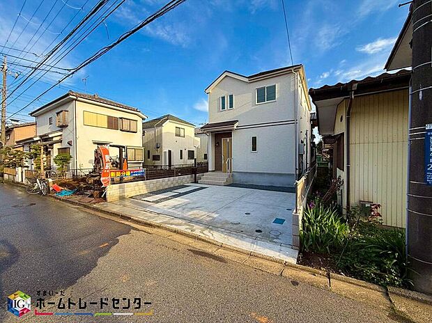 【前面道路含む現地写真】閑静な住宅地で子育て家族にピッタリ。毎日のお散歩も快適な緑に恵まれたエリアで、自然に包まれた穏やかな暮らしを実現するための、ゆとりある住環境が整っています。緑の潤いを感じながらホッと生活できそう。