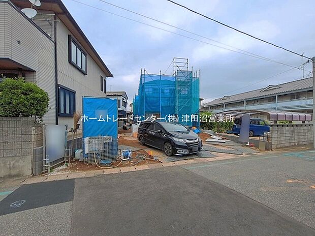 【前面道路含む現地写真】閑静な住宅地で子育て家族にピッタリ。毎日のお散歩も快適な緑に恵まれたエリアで、自然に包まれた穏やかな暮らしを実現するための、ゆとりある住環境が整っています。緑の潤いを感じながらホッと生活できそう。