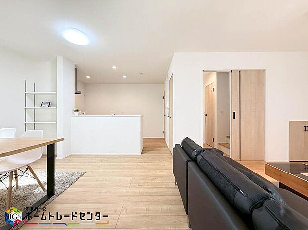 【リビングルーム】家族みんなが揃う場所だからこそ一番に陽当たりを考慮し明るくゆったりとくつろげる場所として設計しております。大切なお客様を迎えるリビングはいつも綺麗に保てるように♪収納もたくさんご用意しております♪