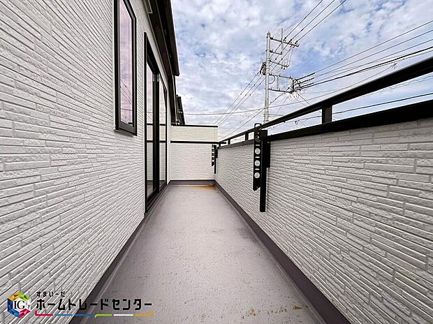 【バルコニー】ワイドバルコニーは遮るものがないため、日当たりがよいのが魅力です。晴れた日には洗濯物やお布団も広々と干せるのは嬉しいですね♪ガーデニングも可能です。緑に囲まれた自分だけの庭園、憧れてしまいますね♪