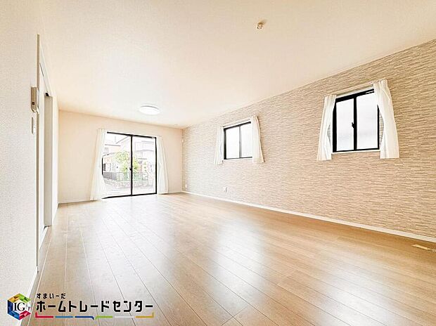 【リビング】掃出し窓から光が降りそそぐ開放的なリビング。大きな窓からは、太陽のやわらかな光はもちろん、年中爽やかな風が吹き抜けます。自然の恵みが、快適で心地の良い空間を演出してくれますね。