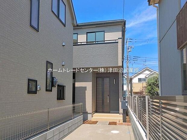 【前面道路含む現地写真】美しい緑と良好な住環境が守られてきたこの街に、新築戸建てが誕生致しました。穏やかな空気の流れる落ち着いた住環境です。ぜひ、現地へ足をお運びいただき実際の環境・陽当たりをご確認下さいませ♪