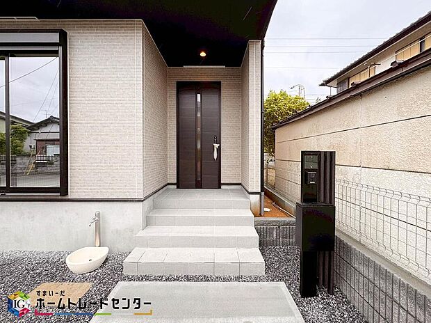 【玄関】家の第一印象は玄関で決まるくらい重要な場所。玄関は家の顔といわれますが我が家のセンスをさりげなく感じさせる魅力ある玄関造りも楽しみの一つ。帰宅する度に家族がほっとできる心地よい空間造りも大切ですね♪