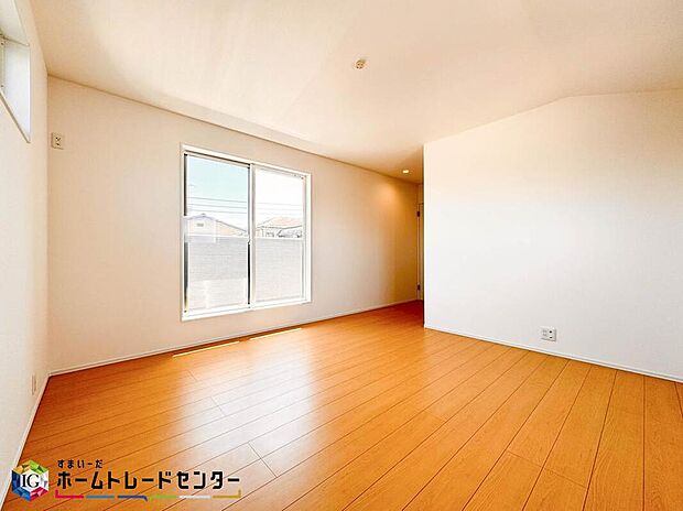 【リビング以外の居室】お子様やご家族の人数により一人一部屋が叶う空間になります。戸建ては各部屋のプライバシーを十分に保つ事が可能です。またゲストルームとしてや在宅ワークのスペースとしてお部屋が多いと便利です。