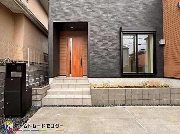 【玄関】家の第一印象は玄関で決まるくらい重要な場所。玄関は家の顔といわれますが我が家のセンスをさりげなく感じさせる魅力ある玄関造りも楽しみの一つ。帰宅する度に家族がほっとできる心地よい空間造りも大切ですね♪