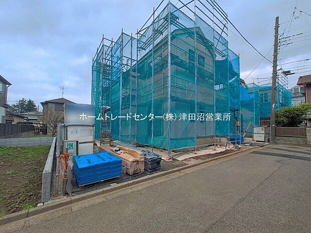 【現地外観写真】美しい緑と良好な住環境が守られてきたこの街に、新築戸建てが誕生いたしました。穏やかな空気の流れる落ち着いた住環境です。ぜひ、現地へ足をお運びいただき実際の環境・陽当たりをご確認下さいませ♪