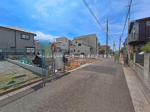 【前面道路含む現地写真】閑静な住宅地で子育て家族にピッタリ。毎日のお散歩も快適な緑に恵まれたエリアで、自然に包まれた穏やかな暮らしを実現するための、ゆとりある住環境が整っています。緑の潤いを感じながらホッと生活できそう。