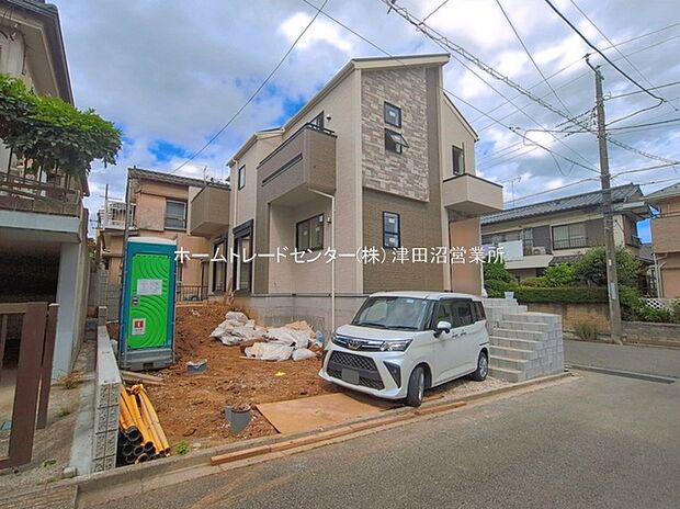 【前面道路含む現地写真】閑静な住宅地で子育て家族にピッタリ。毎日のお散歩も快適な緑に恵まれたエリアで、自然に包まれた穏やかな暮らしを実現するための、ゆとりある住環境が整っています。緑の潤いを感じながらホッと生活できそう。