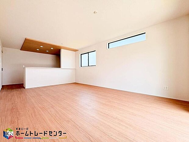【リビング】南向きのLDKは採光も明るく風通し共に良好です。対面キッチンからはLDが見渡せるのでお子様が遊んでいる様子を見守りながら料理できます。また会話をしながらの調理も可能ですので家族との交流も深まりますね♪