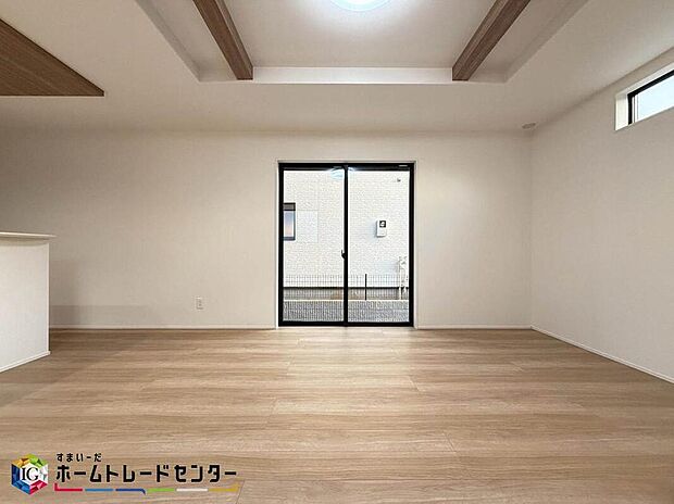 【リビング】家族みんなが揃う場所だからこそ一番に陽当たりを考慮し明るくゆったりとくつろげる場所として設計しております。大切なお客様を迎えるリビングはいつも綺麗に保てるように♪収納もたくさんご用意しております♪