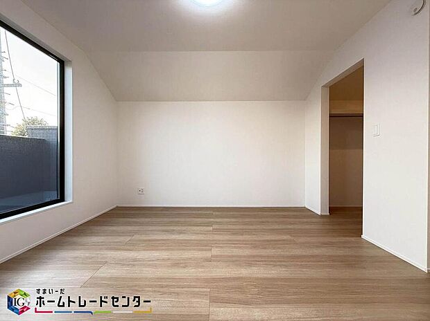 【リビング以外の居室】お子様やご家族の人数により一人一部屋が叶う空間になります。戸建ては各部屋のプライバシーを十分に保つ事が可能です。またゲストルームとしてや在宅ワークのスペースとしてお部屋が多いと便利です。