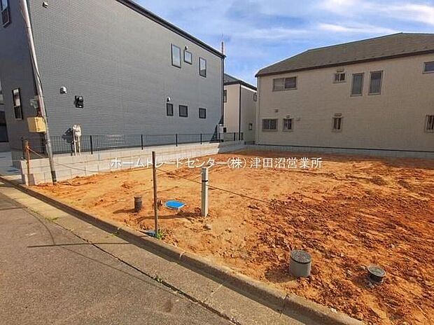 【現地外観写真】美しい緑と良好な住環境が守られてきたこの街に、新築戸建てが誕生致しました。穏やかな空気の流れる落ち着いた住環境です。ぜひ、現地へ足をお運びいただき実際の環境・陽当たりをご確認下さいませ♪