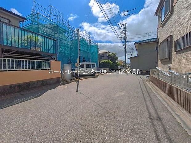 【前面道路含む現地写真】毎日のお散歩も快適な緑に恵まれた閑静な住宅地は、伸び伸びスローライフを叶えてくれます。自然豊富な季節の移ろいを身近に感じられる環境で子育てすれば、お子様もきっと素直に成長してくれるはずです！