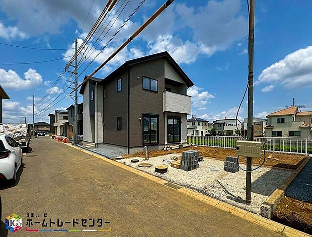【前面道路含む現地写真】閑静な住宅地で子育て家族にピッタリ。毎日のお散歩も快適な緑に恵まれたエリアで、自然に包まれた穏やかな暮らしを実現するための、ゆとりある住環境が整っています。緑の潤いを感じながらホッと生活できそう。