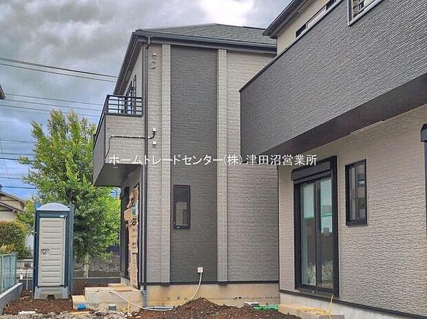 【前面道路含む現地写真】四季を通じて自然と触れ合えるスポットが周辺には盛りだくさん！お散歩やジョギング、週末のご家族での遊びに最適です。目の前に広がる開放感とゆとり、暮らしの夢を育む理想の住まいがここにはあります。