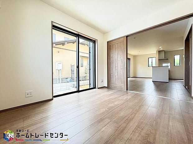 【リビング以外の居室】リビング横にある洋室は魅力的♪家族が増えた時の為に部屋数も確保しておきたい。そんな欲張りなニーズに応える間取りとして人気なのが、リビングからつながるスペースを引き戸で仕切った間取りです♪