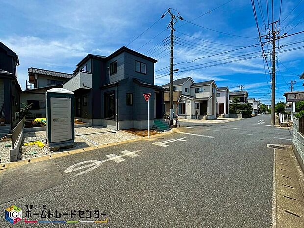 【前面道路含む現地写真】美しい緑と良好な住環境が守られてきたこの街に、新築戸建てが誕生致しました。穏やかな空気の流れる落ち着いた住環境です。ぜひ、現地へ足をお運びいただき実際の環境・陽当たりをご確認下さいませ♪