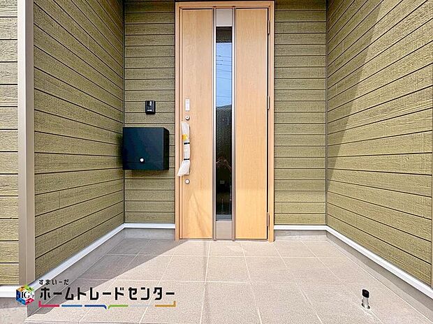 【玄関】家の第一印象は玄関で決まるくらい重要な場所。玄関は家の顔といわれますが我が家のセンスをさりげなく感じさせる魅力ある玄関造りも楽しみの一つ。帰宅する度に家族がほっとできる心地よい空間造りも大切ですね♪