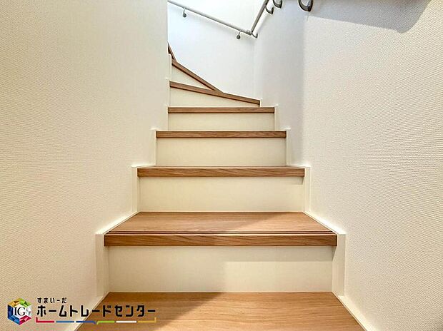 【その他設備】階段などに手すりを取り付けると、転倒・転落の防止はもちろん移動もラクになります。もしものことが起こる前に、日常生活がよりラクになりますので早めに備えておきたいものですね♪